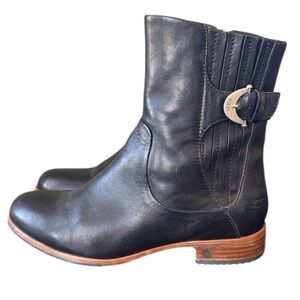 UGG Finnegan Black Leather‎ Silver Buckle Moto Ankle Boots Size 6 / EU 37